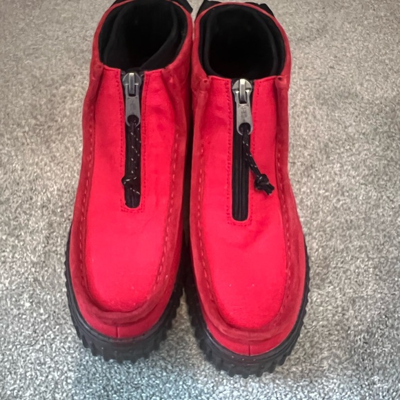 Clarks Shoes - Clark’s women’s Torhill zip red leather trim size 9